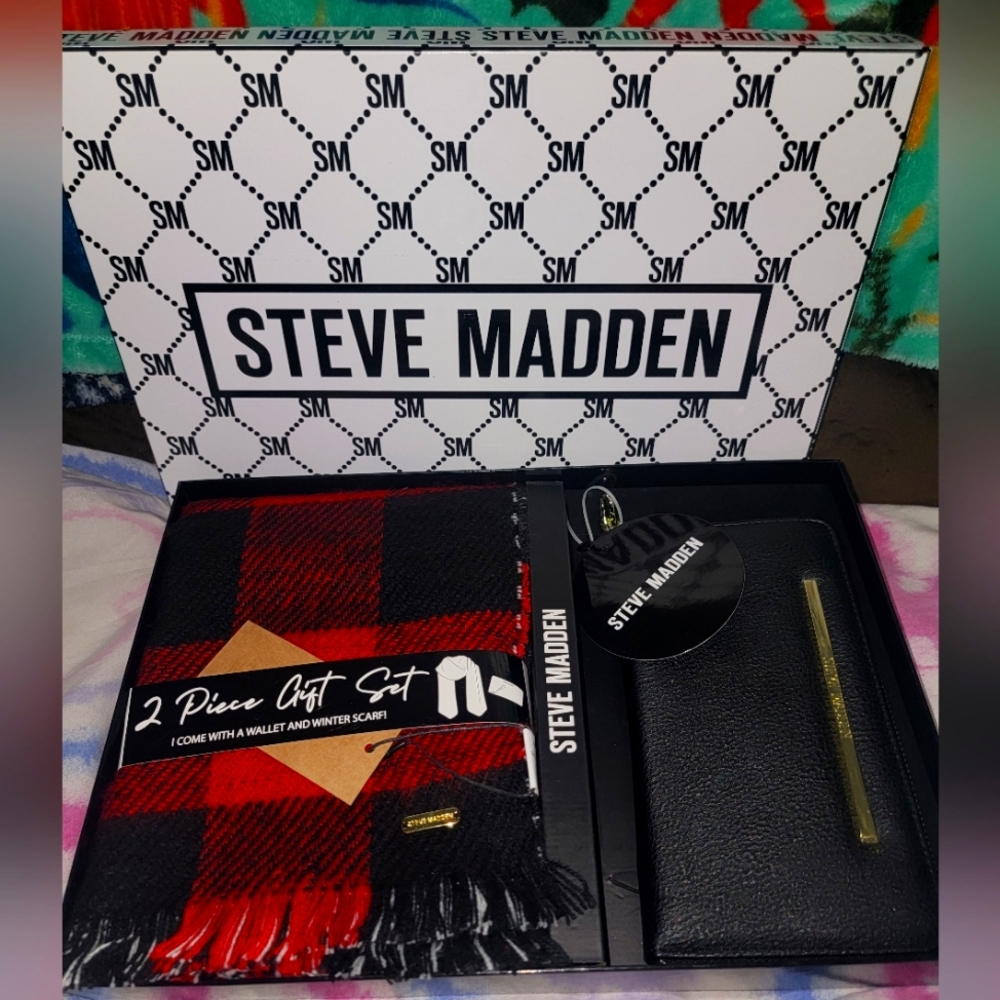 Steve Madden 2 piece gift set